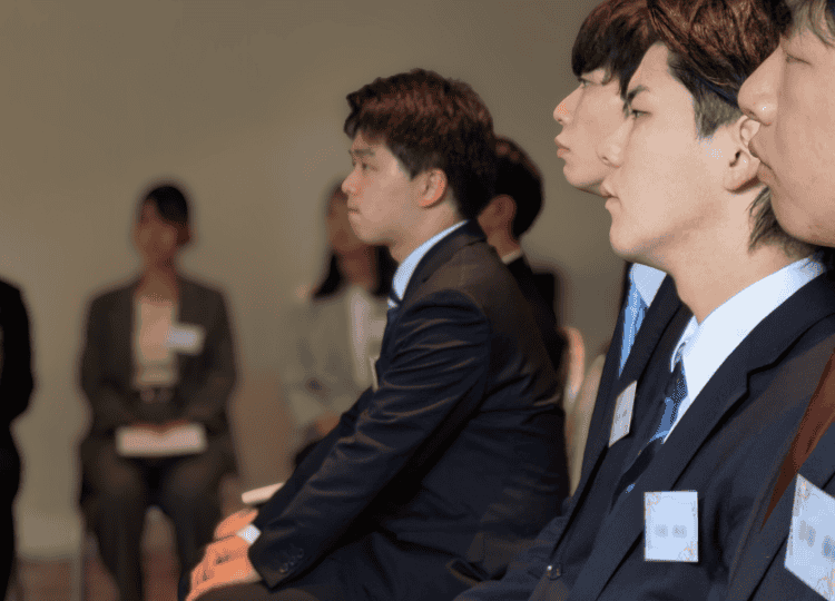 真剣に話を聞いている写真(個人)