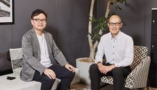 語り合う二人のデータエンジニアの写真
